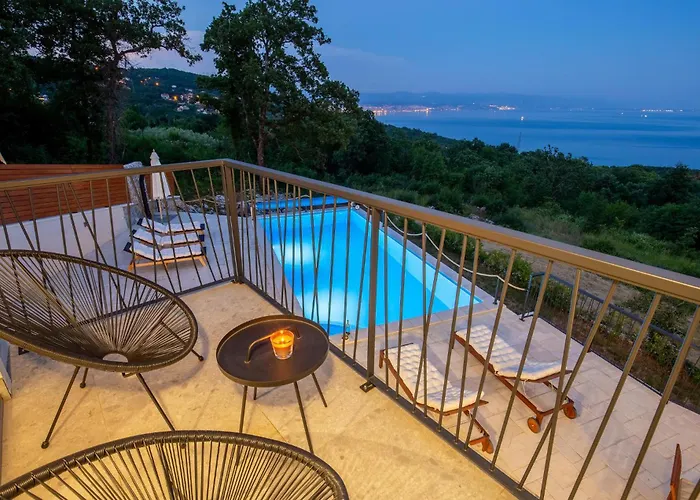 4 Bedroom Stunning In 度假居 Poljane