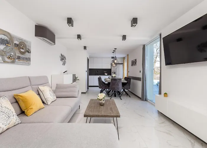 4 Bedroom Stunning In Σπίτι διακοπών Poljane