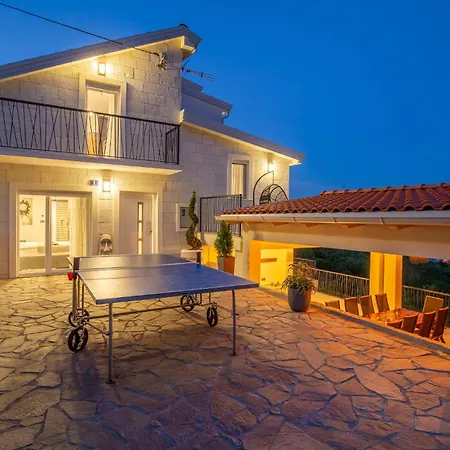 4 Bedroom Pet Friendly In Holiday home *