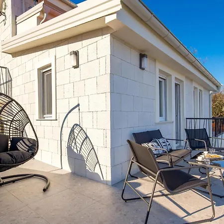 4 Bedroom Pet Friendly In