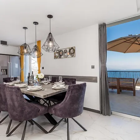 Holiday home 4 Bedroom Pet Friendly In