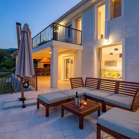 4 Bedroom Pet Friendly In *