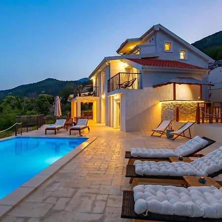 Holiday home 4 Bedroom Pet Friendly In