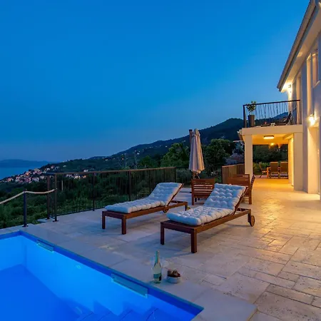 4 Bedroom Pet Friendly In Holiday home *