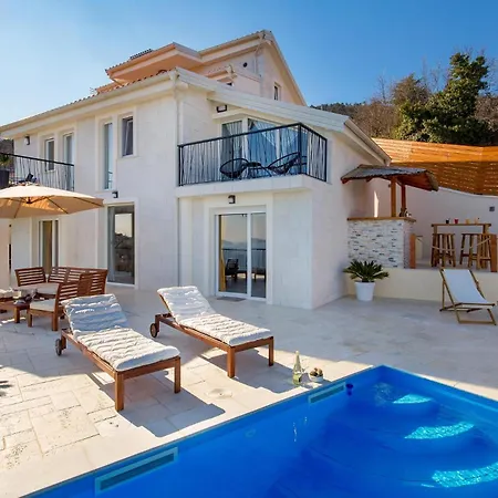 4 Bedroom Pet Friendly In Holiday home Poljane