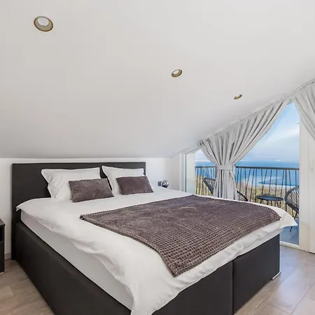 Holiday home 4 Bedroom Pet Friendly In Poljane
