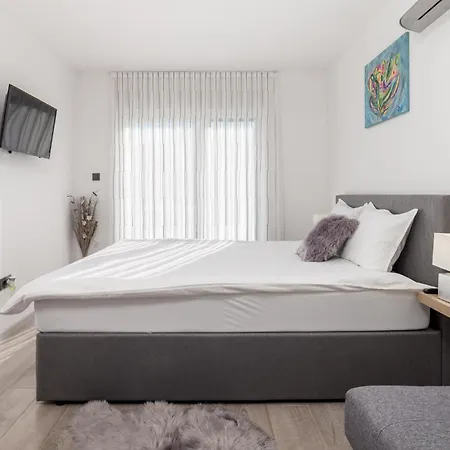 4 Bedroom Pet Friendly In Poljane