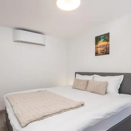 4 Bedroom Pet Friendly In *