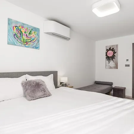 4 Bedroom Pet Friendly In * Poljane