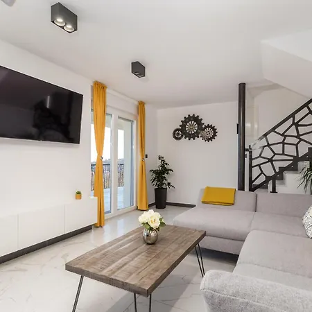 Holiday home 4 Bedroom Pet Friendly In *