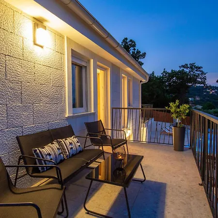 4 Bedroom Pet Friendly In * Poljane