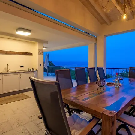 4 Bedroom Pet Friendly In *